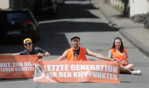 Protestmarsch der Letzten Generation über B7 in Wuppertal