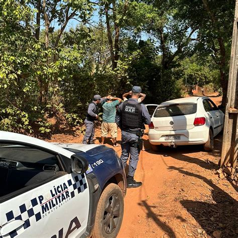 Homens S O Presos Armas De Fogo E Carnes De Animais Silvestres Em