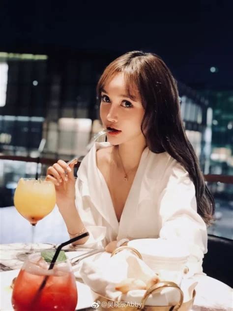 Ngắm nhan sắc hot girl Ngô Hiểu Thần chi 12 tỷ đổi lấy 300 lần dao kéo nổi tiếng Trung Quốc