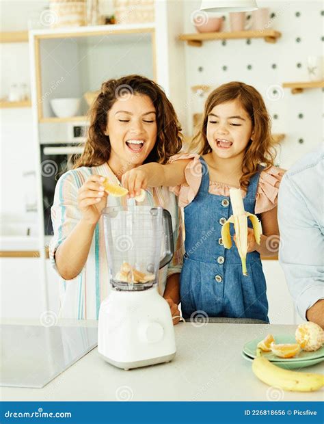 Cocina Familiar Infantil Comida Hija Madre Fruta Zumo De Smoothie