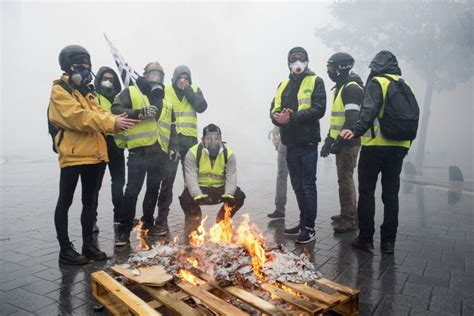 Coletes amarelos têm mais um dia de protesto na França jb