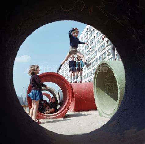 Ddr Fotoarchiv Berlin Ddr Kinder Spielen Auf Betonr Hren