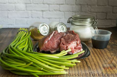 Рецепт: Стрелки чеснока со свининой, по-китайски на RussianFood.com