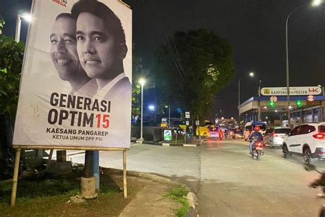 Baliho Foto Kaesang Besanding Jokowi Banyak Terpampang Di Jakarta