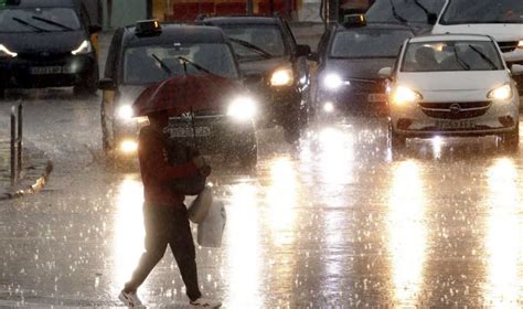 España Lluvias torrenciales inundan carreteras de Cataluña cancelan