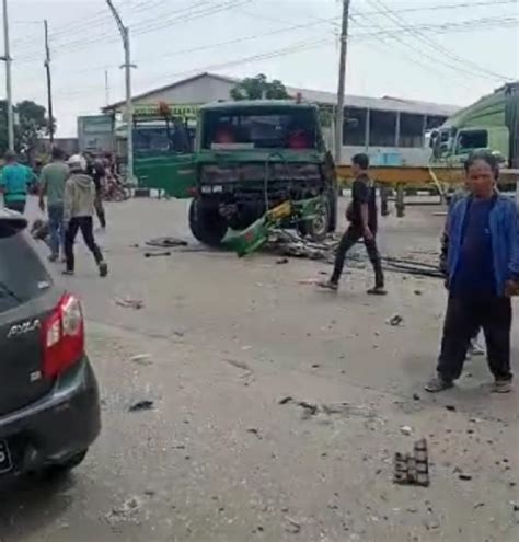 Waduh Truk Dan Minibus Adu Banteng Di Jalingkut Brebes Orang Luka Luka