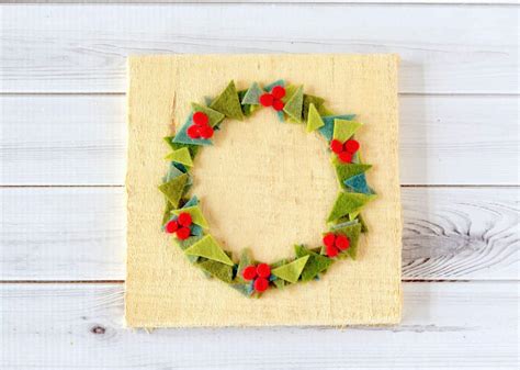 Christmas Wreath on Wood Decor - DIY Candy