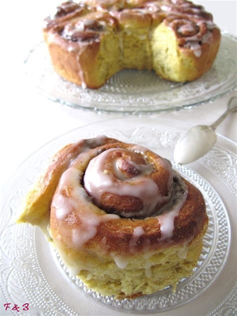 Pumpkin cinnamon rolls brioche au potiron et à la purée de graines de