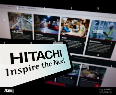 Smartphone Con El Logotipo De La Empresa Japonesa Kk Hitachi