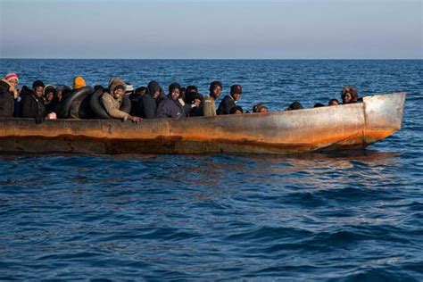 Abbandonati Sul Molo A Lampedusa Annalisa Camilli Lessenziale