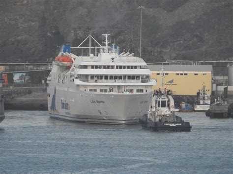 CLUBE DE ENTUSIASTAS DE NAVIOS: Ferry Lobo Marinho com rebocador para