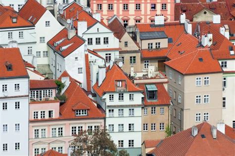 Casas Con Techos De Tejas Rojas En Una Hermosa Ciudad Vieja Foto Premium