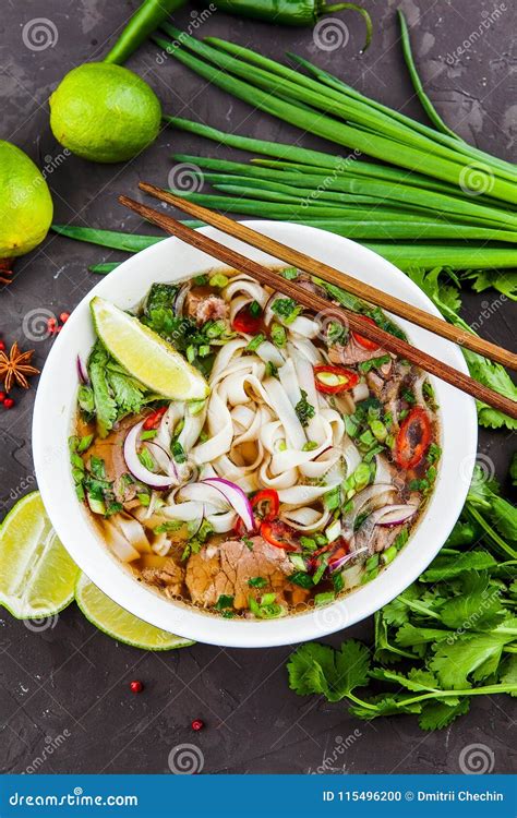 Sopa De Macarronete Vietnamiana Pho Da Carne Bo Carne No Fundo