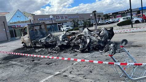 Incendio A Montesilvano Autocarro Divorato Dalle Fiamme Nel Parcheggio