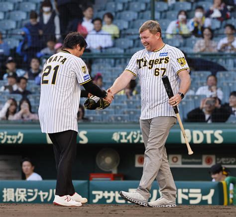 【阪神】元阪神ブラゼル、10年ぶり甲子園で始球式 左打席で岩田稔氏投じた球を素手でキャッチ プロ野球写真ニュース 日刊スポーツ