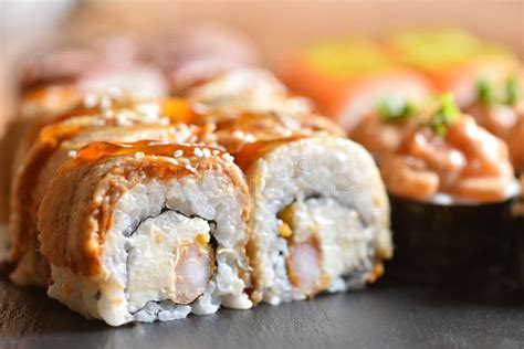 Appetitliche Sushi Garnelen Maki Rolle Auf Einer Schwarzen Steinplatte