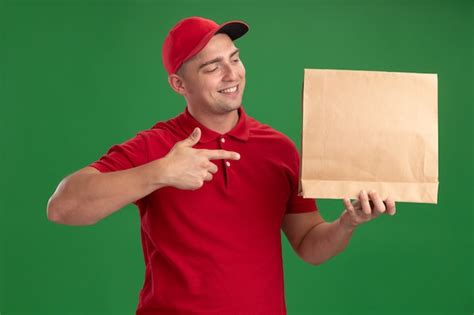 Souriant Jeune Livreur Portant L Uniforme Et La Casquette Tenant Et