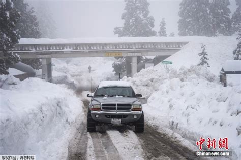 冬季风暴席卷美国加州 房屋道路被积雪覆盖3