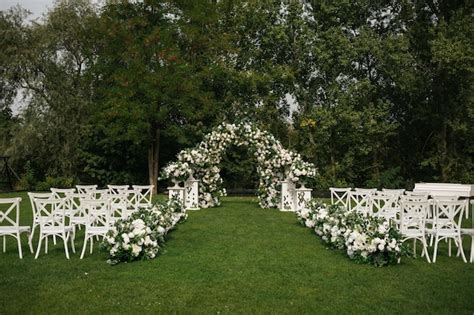 Ceremonia De Boda Al Aire Libre Un Arco De Boda Hermoso Y Elegante