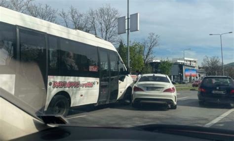 Nesre A Usporila Saobra Aj Sudar Automobila I Minibusa U Banjaluci