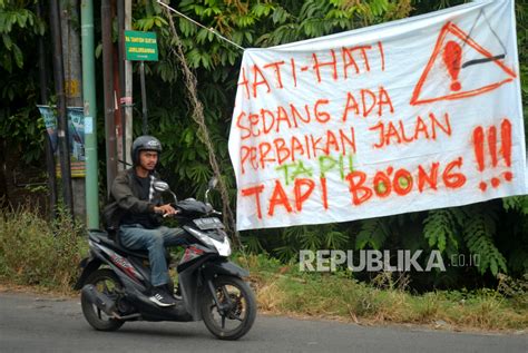 Protes Jalan Rusak Warga Pasang Spanduk Dan Tanam Pohon Republika Online