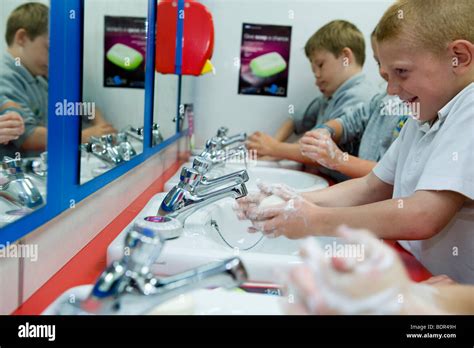 Les Enfants En Cole Primaire Se Laver Les Mains Avec Du Savon Dans Les