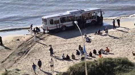 Uruguay un ómnibus fuera de control cruzó la rambla de Montevideo y