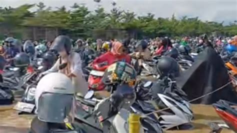 Viral Ratusan Sepeda Motor Karyawan Pabrik Longrich Cirebon Nyaris