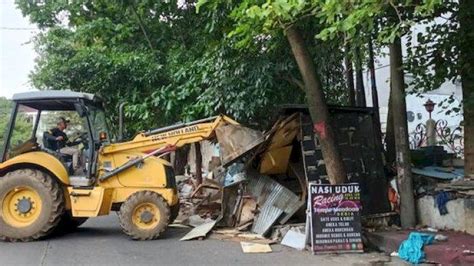 Pemkot Bandung Bongkar Puluhan Kios Di Jalan Cijagra Untuk Tertibkan