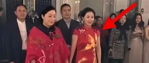 “最年轻婆婆”走红，婚礼当天成c位，新娘当场黑脸，亲家母难堪 知乎