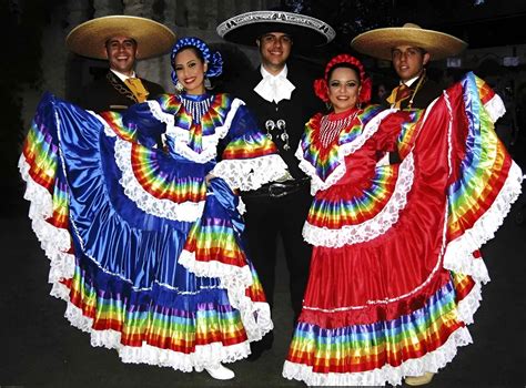 Traditional Mexican Clothing: Mexico's Prettiest Outfits Revealed