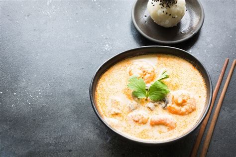 Sopa Tailandesa De Tom Yam Kung Con Camarones Mariscos Leche De Coco