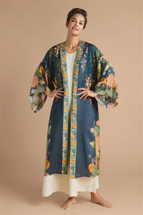 Trailing Wisteria Kimono Gown Ink New In Powder Design