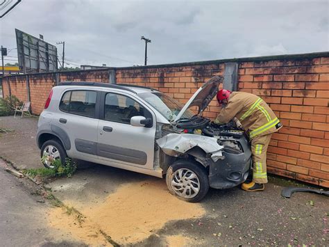 V Deo Carro Bate Em Muro Em Jaragu Do Sul E Mulher Encaminhada A