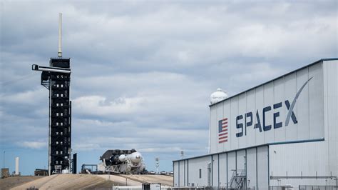 Spacex Déploie La Fusée Falcon Heavy Pour Le Lancement De La Mission De