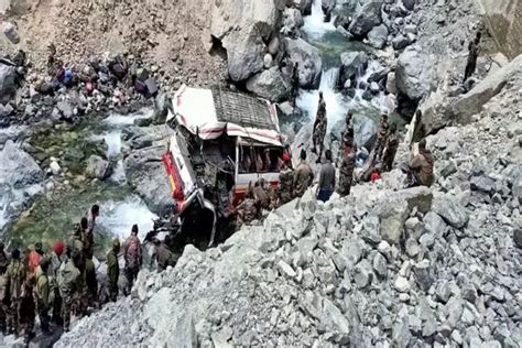 Ladakh Army Truck Accident सेना का वाहन गहरी खाई में गिरने से 9 जवानों