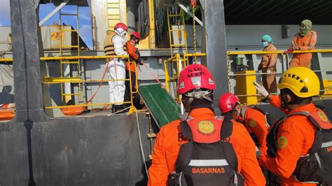 Mengalami Sakit Tim Sar Evakuasi Seorang Crew Kapal Kargo Di Selat