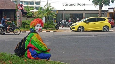 Kisah Perjuangan Badut Di Padang Jalan Kaki Cari Nafkah Demi Hidupi