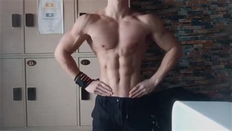 Hot Asian Muscle Stud Showing ThisVid