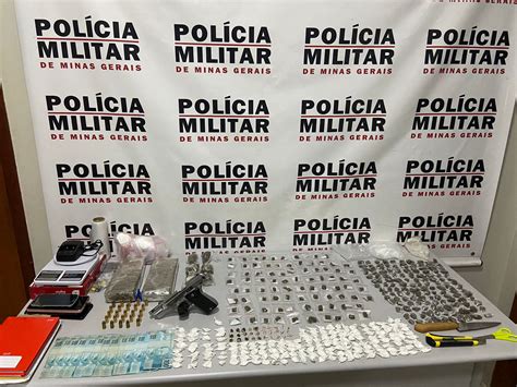 Pol Cia Prende Duas Pessoas Ao Encontrar Arma Muni Es E Drogas Em