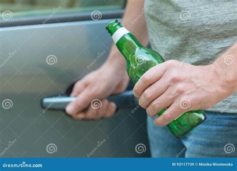 Mens Die Zijn Auto Openen Terwijl Het Houden Van Een Fles Bier Stock Afbeelding Image Of