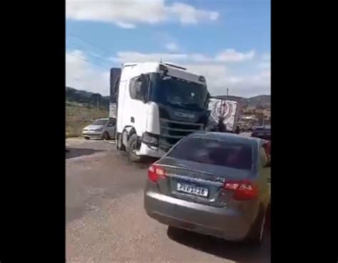 Br Acidente Entre Carreta E Caminh O Interdita A Rodovia Na Grande