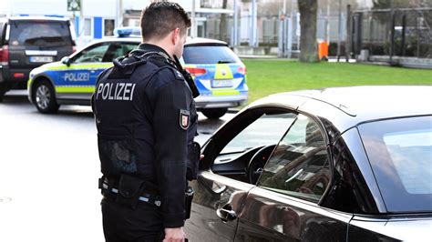 Verfolgungsjagd Autofahrer Fl Chtet Nach Unfall Vor Der Polizei