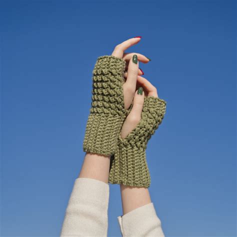 Quick & Easy Crochet Fingerless Gloves - FREE Pattern + Video Tutorial ...