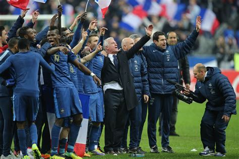 Photo Didier Deschamps et ses joueurs après la victoire de l équipe