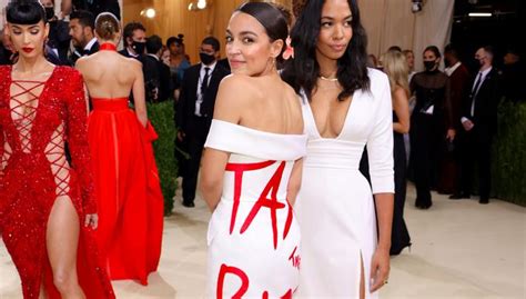 Tax The Rich La Démocrate Alexandria Ocasio Cortez Et Son Insolente Robe à Message Au Milieu