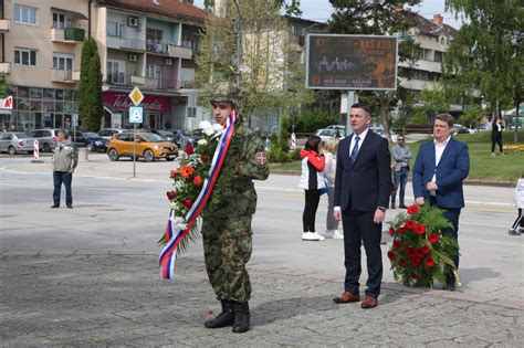 Polaganjem venaca na spomen obeležja u Gornjem Milanovcu obeležen Dan