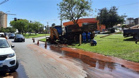 Adutora de água rompe e causa interdição de faixa na avenida Caramuru