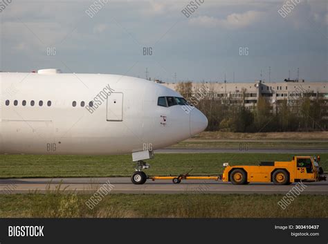 Tug Pushback Aerodrome Image And Photo Free Trial Bigstock