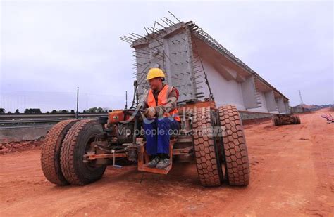 江西泰和：架梁作业施工忙 人民图片网